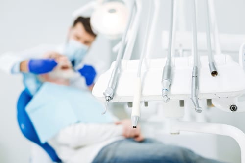 Usługi stomatologiczne – tym zajmie się dentysta