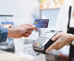 Jak rozpocząć przyjmowanie kart kredytowych w firmie