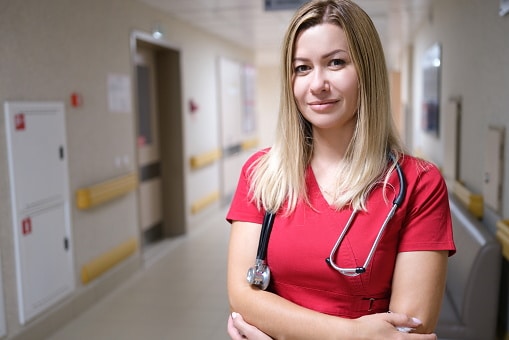 Sukienki medyczne - profesjonalnie i z klasą na szpitalnym oddziale