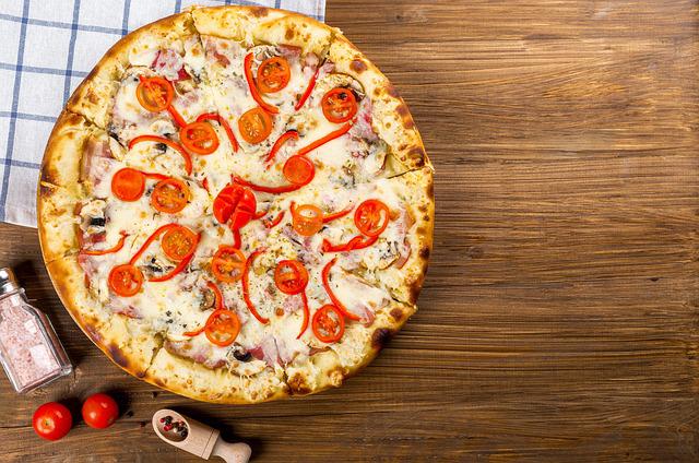 Czym charakteryzuje się kuchnia włoska? Tradycyjna pizza w Polsce