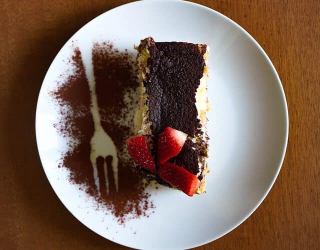 Ciasto czekoladowe z kremem i polewą czekoladową