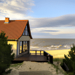 Szukasz idealnego domu na wakacje? Sprawdź jakie uroki ma dom wakacyjny nad morzem