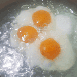 Jak ugotować jajka na miękko: prosty przepis na rozpływające się w ustach żółtko