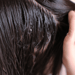 Jak zmyć olej z włosów? - poradnik krok po kroku