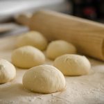 Domowy chleb z prostego przepisu - zdrowa i smaczna alternatywa dla pieczywa z marketu