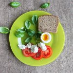 Jajko na miękko: Jak przygotować idealne delikatne jajko w domu