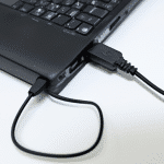 6 skutecznych sposobów na naładowanie laptopa bez ładowarki - poradnik
