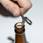 6 sztuczek jak otworzyć piwo bez otwieracza - niezastąpione w każdej sytuacji