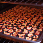 Praktyczny przewodnik: Jak suszyć jabłka w piekarniku i cieszyć się ich smakiem przez cały rok