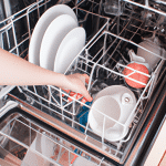 10 prostych kroków jak efektywnie układać naczynia w zmywarce