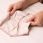 Jak skutecznie usunąć wosk z ubrań - sprawdzone metody
