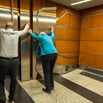 Przewodnik dla seniorów: Jak poradzić sobie z wejściem do metra po 70 roku życia