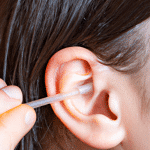 6 skutecznych domowych sposobów na oczyszczenie uszu z woskowiny