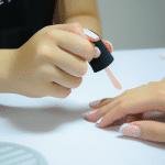Krok po kroku: Jak zacząć robić paznokcie hybrydowe - Poradnik dla początkujących