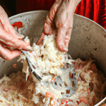 Bigos z kiszonej kapusty krok po kroku - przepis idealny dla miłośników tradycyjnej polskiej kuchni