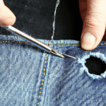 Krok po kroku: Jak samodzielnie zrobić modne dziury w jeansach