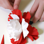 Jak zrobić piękny kotylion biało-czerwony z bibuły - krok po kroku