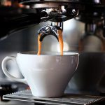 Kawa mrożona: nowy trend letnich napojów i przepisy